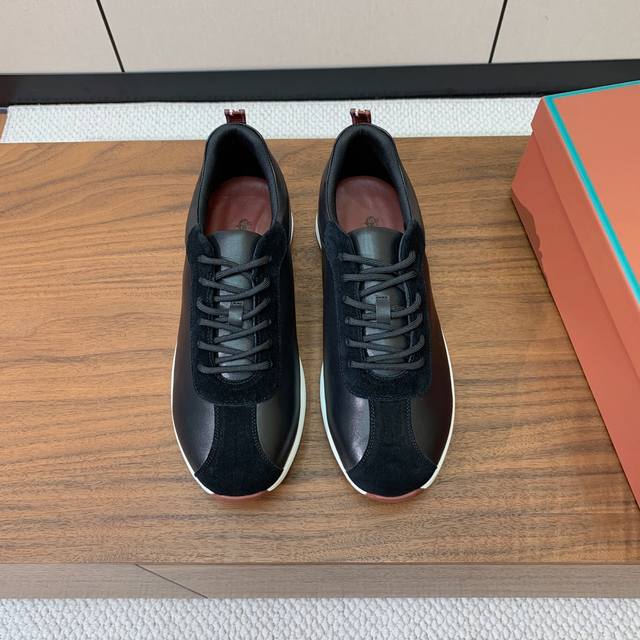 Loro Piana 情侣款休闲运动鞋。简约时尚，鞋面采用牛反绒拼皮。羊皮垫脚。定制橡胶底。 码数：女35-43 35、41、42、43定制不退换 男39-46