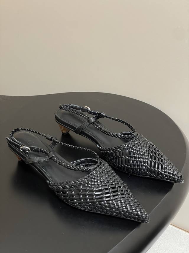 25Ss春夏新款Cotemp Tarelka Knit复古镂空编织罗马凉鞋尖头小猫跟凉鞋 Tarelka Knit尖头皮革手工编织鞋系列,将细窄尖头鞋型与V形镂