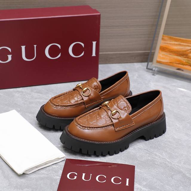 30 最新爆款 Gucci短靴 乐福鞋，复古链条扣 胖嘟嘟的头型 非常的精 致，细节感满满。厚鞋底能很好的修饰腿型，无敌 鼎瘦又品高，人见人夸～经典款永不过时！