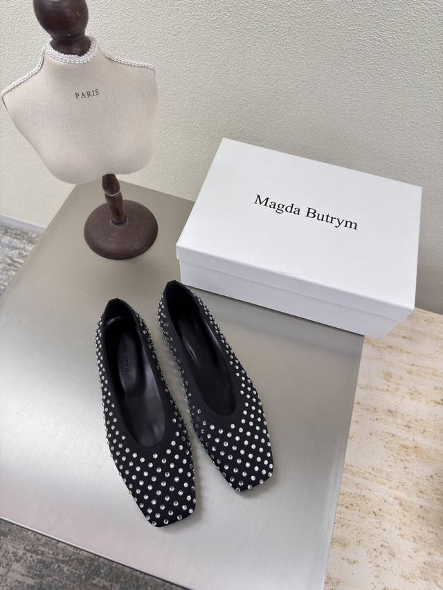 Magda Butrym 镶钻单鞋 Magda Butrym 2025春夏水钻方头平底单鞋 黑色 设计简单、细节巧妙、清新脱俗不想满大街撞款的可以看看这个，比较