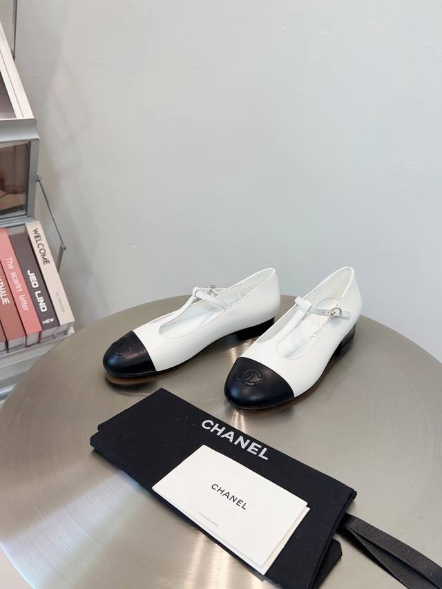 冲量价: Chanel 香奈儿经典三色 T带平底芭蕾舞鞋、玛丽珍单鞋 香奶奶家一贯的优雅名媛气质 高级感十足！上脚非常Nice～不管光脚穿或搭配裙装、裤装、都非