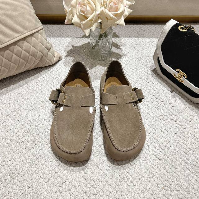 冲量价: 男+10 Birkenstock博肯，联名款 高级牛猄反绒皮鞋面+磨砂皮。牛猄反绒皮垫脚。真空电镀复古五金扣饰。木康发泡橡胶底，防滑耐磨！凸显性感美脚