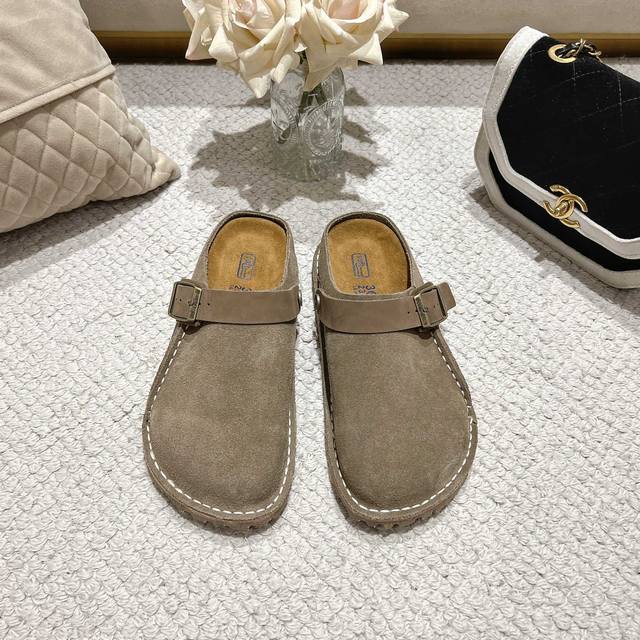 冲量价: 男+10 Birkenstock博肯，日本限定版，此款可以两穿懂的自然懂！ 高级牛猄反绒皮鞋面。牛猄反绒皮垫脚。真空电镀复古五金扣饰。木康发泡橡胶底，