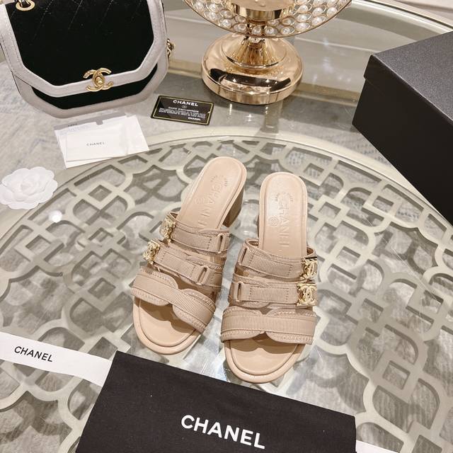 冲量价: Chane*小香链条布头粗跟单鞋 凉鞋 一款充满香家气息的神鞋，经典穿皮链条装饰。高级的淑女气质 鞋子千千万，对于上班族来说，舒适和百搭最重要。 面料