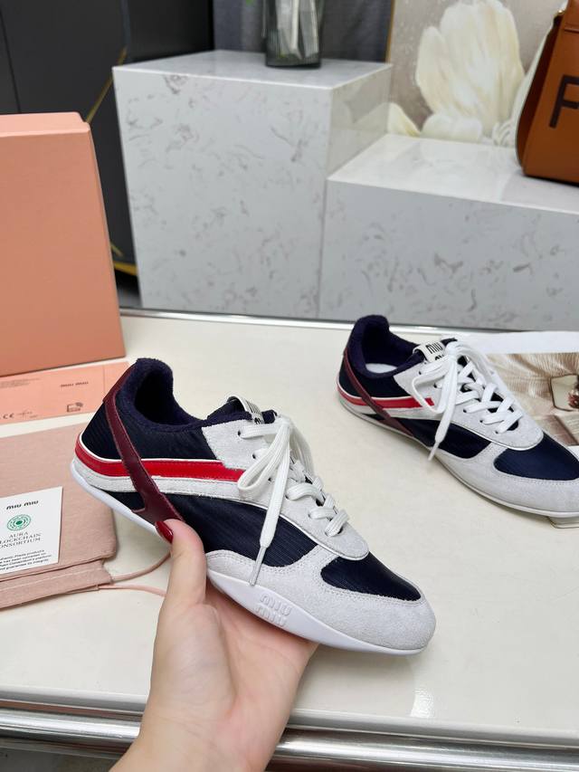 冲量价: Miu Miu 25Ss 春夏新款走秀 Miumiu 德训 休闲鞋 秀场工艺来自Miu Miu系列的细节特写 新季的潮流要素一 与此刻挚爱的概念，多元