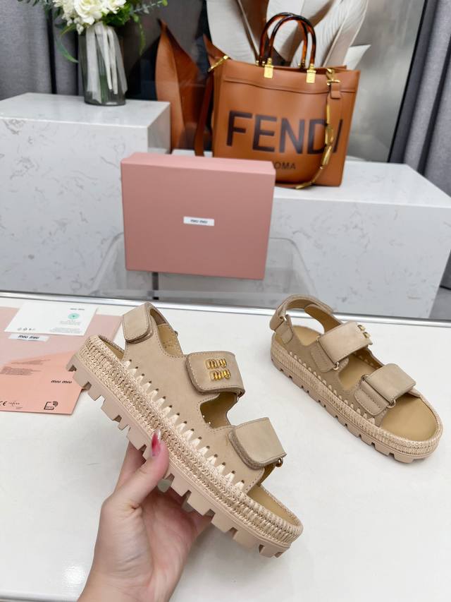 冲量价: 2025年Miumiu 早春凉鞋， 牛磨砂拼接 酒椰叶纤维质感钩编织、Miumiu标扣，时尚休闲， 面料：1 进口小牛磨砂、 2 酒椰叶纤维质感钩编织