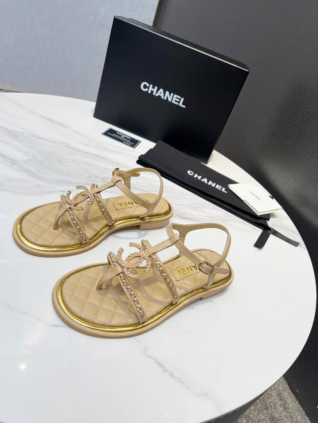 冲量价: Chanel2025小香新款经典夹脚凉鞋，独特双层沿条工艺， 原版1:1开模Logo散发持久魅力小香凉鞋生动知性优雅衬托出女性独有的美丽 面料：羊皮