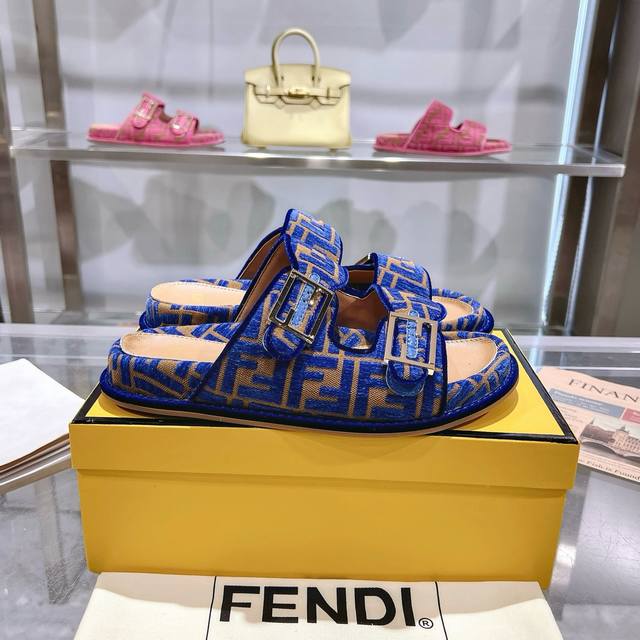 冲量价: Fendi最新爆款双带平底拖鞋，带Ff装饰性搭扣，饰有Ff图案提花布料+皮边，35-45码