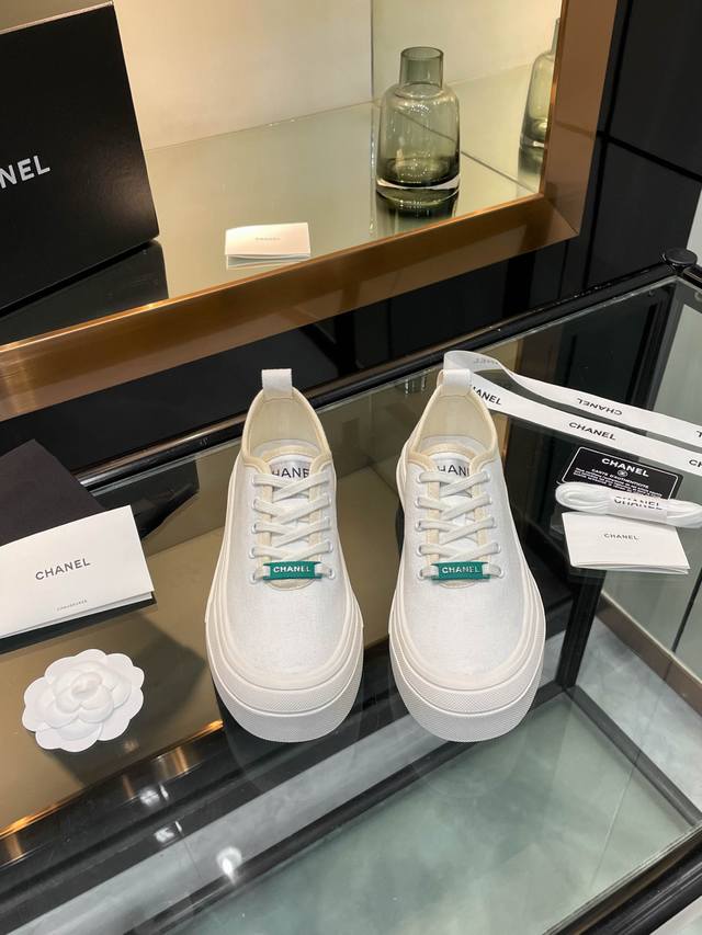 冲量价: Chanel* 小香2025Ss最新休闲鞋，目前超级流行的饼干鞋 网红明星小红书狂追热推 发售蠢萌可爱的造型带了点复古味！ 造型特殊，很有辨识度， 显