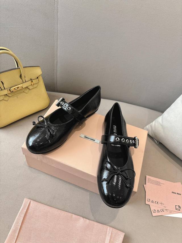 冲量价: Miu Miu 缪缪 24Ss 秋冬季新款 芭蕾舞鞋 缪家以芭蕾的灵动意韵融于日常. 以现代笔触刻画舞鞋经典轮廓！ 超软的摔纹漆皮质款芭蕾舞鞋. 从经