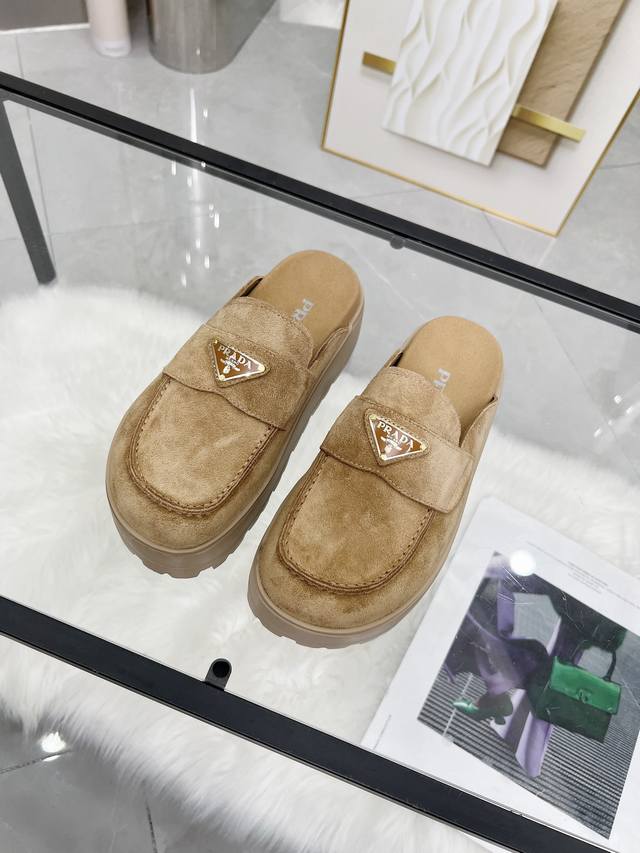 冲量价: Prada 普拉达2025春夏新款拖鞋魔术贴凉鞋 最新走秀款，经典升级 舒适度与时髦度并存 每个颜色搭配都好看，设计搭配不同风格需求 鞋面：原版定制牛