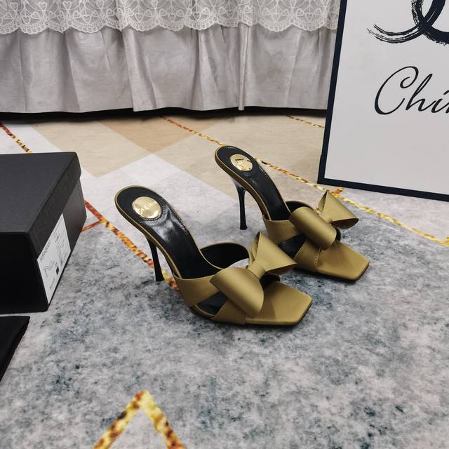 Ysl--上新 2025官网同步新款蝴蝶结真丝拖鞋 细节处理完美 垫脚羊皮 质感细腻 Aaa级意大利黑色真皮大底 极致完美复刻 1鞋面：进口真丝 2垫脚：进口羊