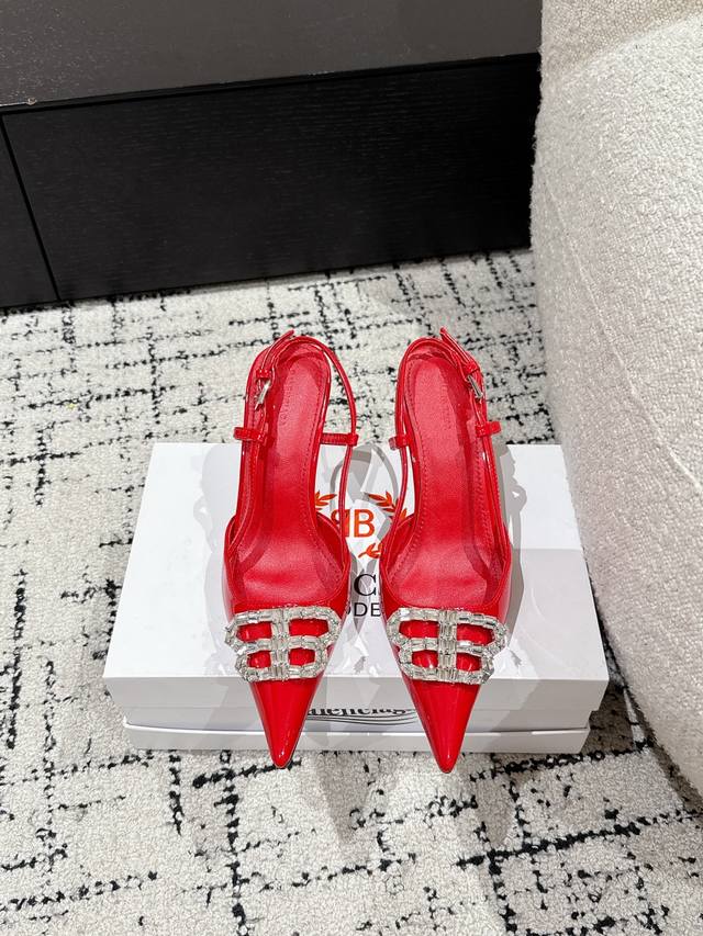 Balenciagia 25 巴黎世家新款漆皮钻扣鞋上新！ 这款鞋型是淑女尖头单鞋上脚美爆又百搭 Ins爆款 原版购入开模，定制牛漆皮私膜定制钻扣，所有的材质与