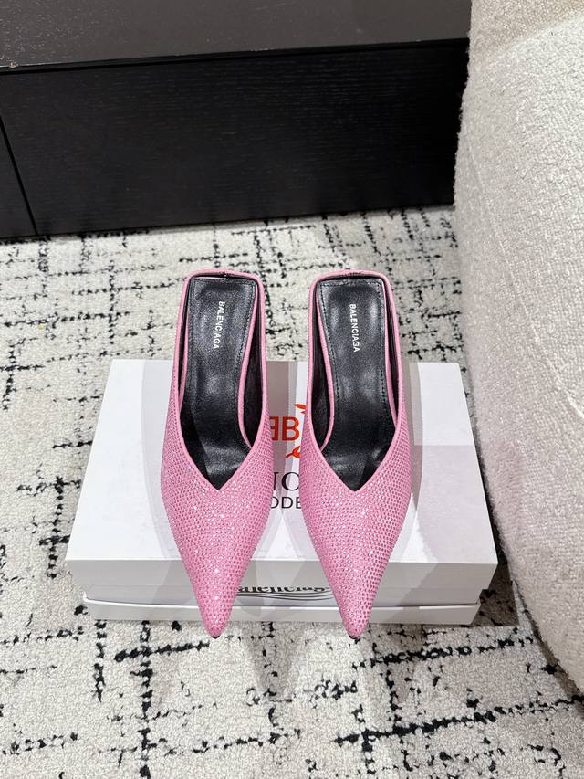 Balenciagia巴黎世家 25 专柜新款 烫钻尖头高跟拖鞋 气场十足女神款，高级感满满，街拍凹造型必备，日常霸总穿搭 时髦精在线 鞋面：进口施华洛烫钻工艺