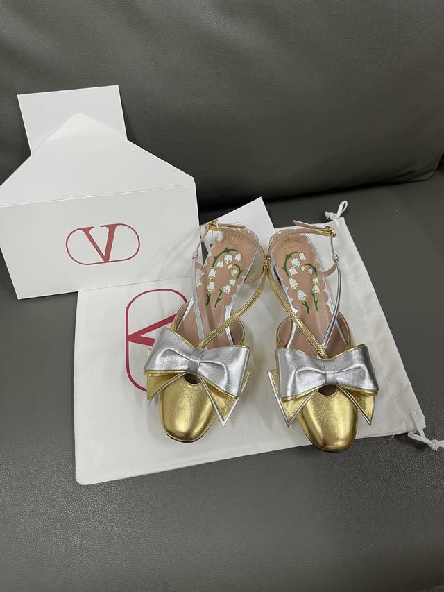 Valentin*25Ss蝴蝶结玛丽珍甜嗲了 蝴蝶结元素甜美又减龄 让人眼前一看 简直就是甜美酷酷的完美适配 可盐可甜 我的梦中情鞋 鞋面原版布面拼接牛皮 内里