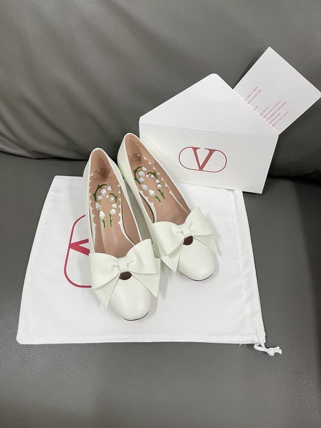 Valentin*25Ss蝴蝶结玛丽珍甜嗲了 蝴蝶结元素甜美又减龄 让人眼前一看 简直就是甜美酷酷的完美适配 可盐可甜 我的梦中情鞋 鞋面原版布面拼接牛皮 内里