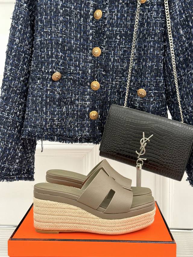 厂价 HermèS 爱马仕经典防水台H 厚底麻绳底拖鞋 极约复古的设计 浓厚的异域风情 时髦感十足、随便上脚都很有腔调 简简单单的款式随便搭配一下高级感就很棒