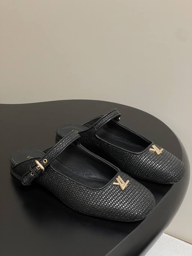 25Ss夏季新款 Louis Vuitton 路易威登 Lv 拉菲草编织包头穆勒鞋平底玛丽珍半拖鞋 主要采用编织材质打造，呈现出自然质朴的质感，拉菲草材料，不仅