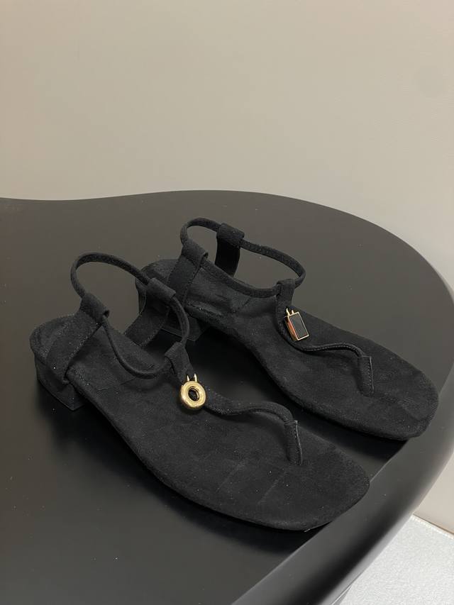 Loro Piana 诺悠翩雅 Lp70S春夏新款英伦宝石五金吊坠夹脚平底凉拖鞋极简风复古凉鞋 Mindil凉鞋 柔软的皮革形成精裁饰带，于鞋面顶部交汇，并通过