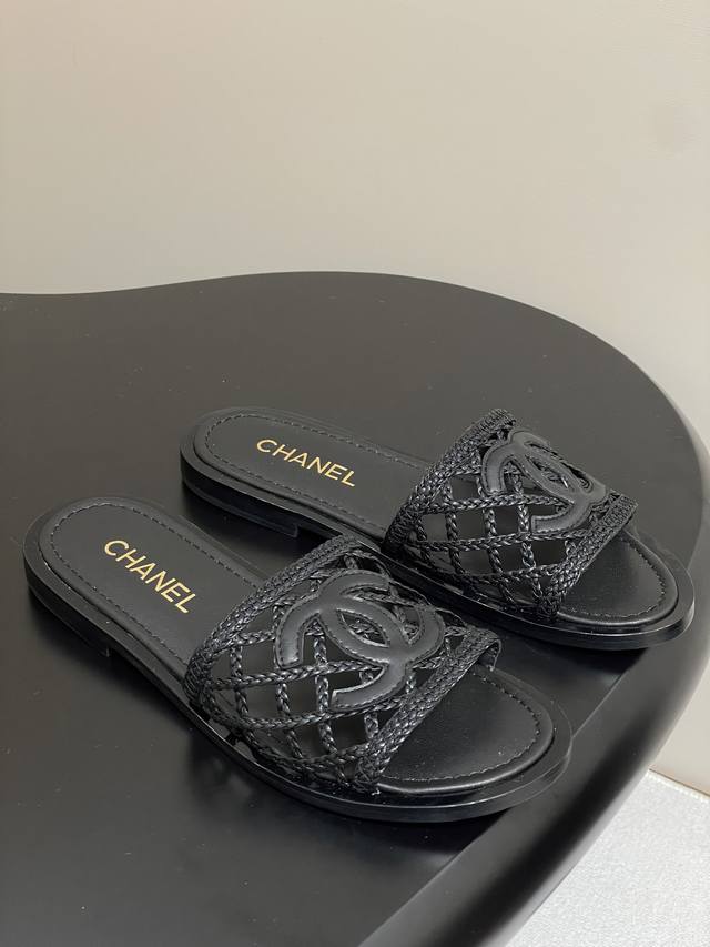 25P夏季新款Chanel 小香经典双C一字拖鞋编织镂空平底凉拖鞋 尽显奢华格调。鞋面饰以标志性双 C 元素，搭配精致格纹编织，轻盈又优雅，细节之处满是品牌辨识
