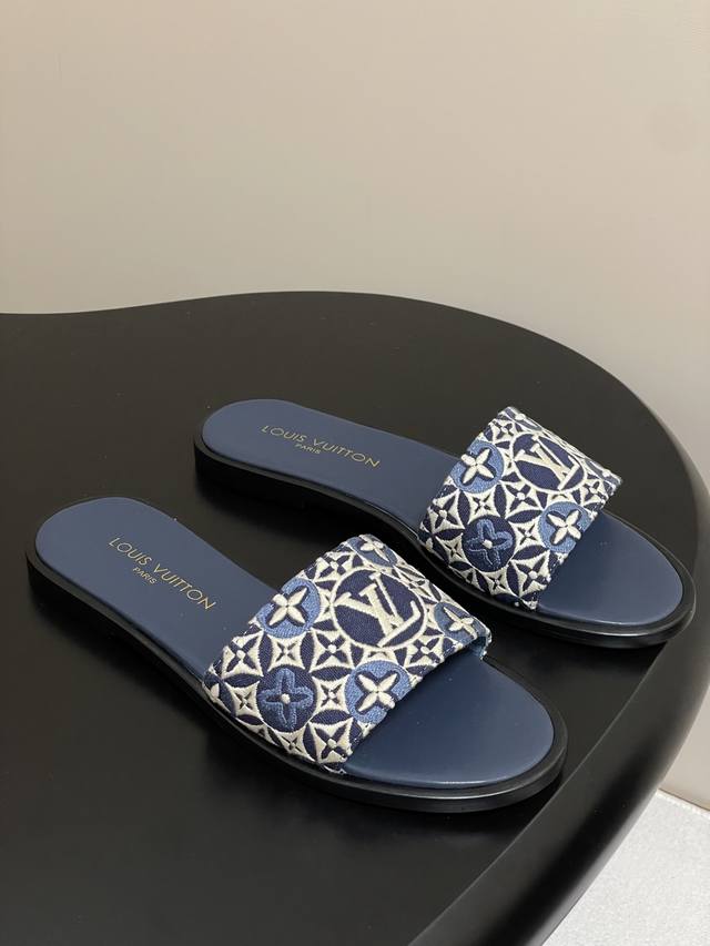 25Ss夏季新款 Louis Vuitton 路易威登 Lv Lily系列 提花刺绣平底一字带凉拖鞋 本款 Lily 平底凉拖取材经典Monogram涂层帆布，