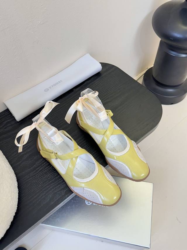 27Quai 小众潮牌 25Ss春夏新款 走秀款德训鞋 设计理念源于拳击靴和芭蕾舞鞋两者的结合，动感而柔美～体现了纯正的运动元素和混合的魅力 从柔和的粉彩到运动