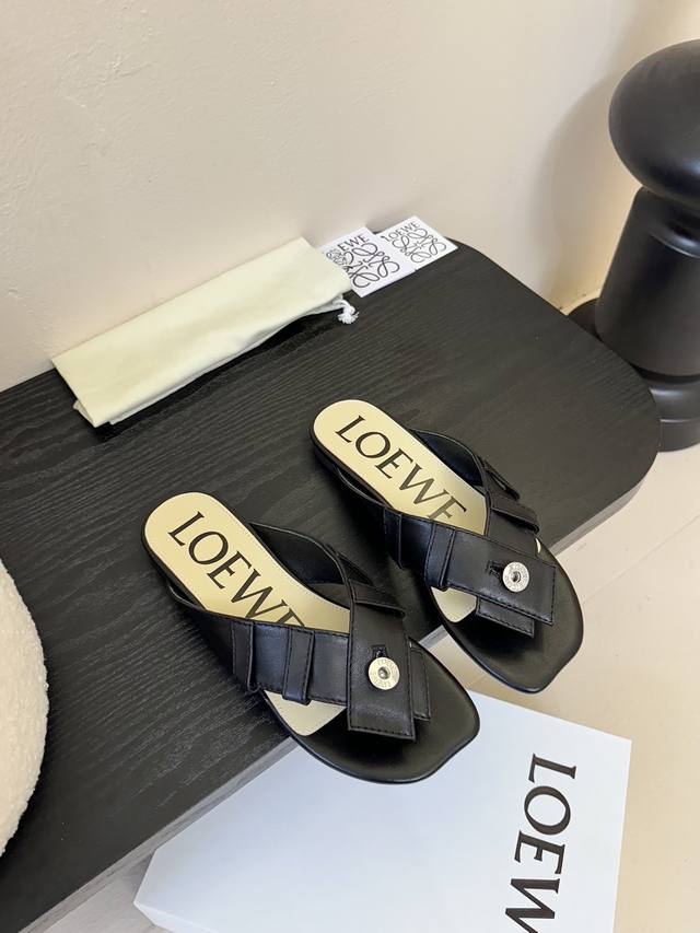平底 中跟 Loew* 罗意威 25Ss夹趾皮面拖鞋 毫不费力的时髦感拖鞋，造型别致，舒适度肉眼可见，慵懒随性又不失优雅 夏日清凉出门，对版牛皮面料，羊皮内里，