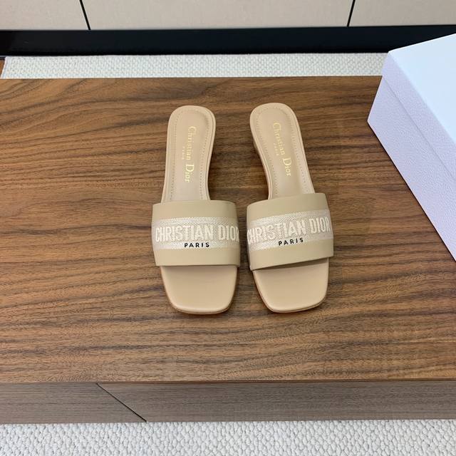 D*Or 刺绣拖鞋系列。小清新风带点贵气的感觉。无论各种配件材质，都是独家一比一定制。材质：鞋面牛皮高级刺绣，意大利进口真皮大底。跟高3.5Cm，顶级原版包装。