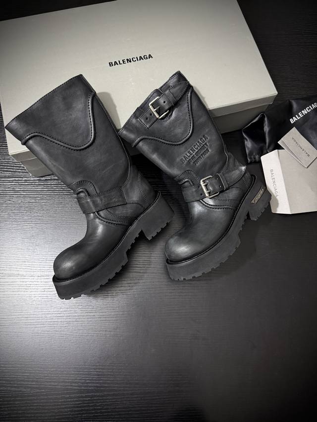 Balenciag* 新品 酷飒出圈 把硬朗与潮酷焊死 代购级别 纯手工擦旧 自带街头硬核基因 踩上就是时尚修罗场的狠角色 时髦到能“碾”碎平庸 硬派酷感拉满