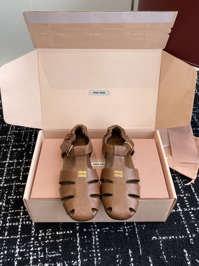 东莞代购级 官网同步盒包装 Miu Miu 25Ss 春夏走秀款罗马凉鞋猪笼鞋 超多明星网红种草 复古时髦前 品牌Logo标志性金属标搭配每一个设计元素都踩在时