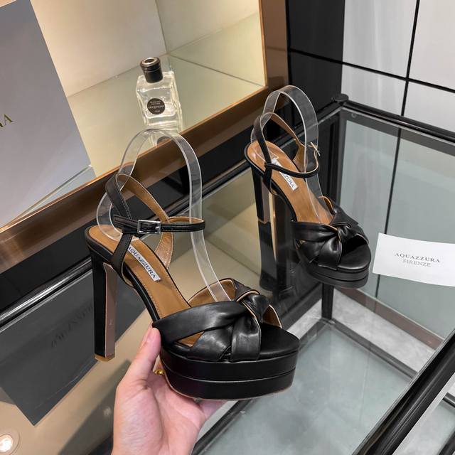 Aquazzura 2025 新款凉鞋 顶级版本 代购品质 独家新款 原版开模定制高跟防水台高跟交叉带凉鞋太绝啦。防水台设计让走路超稳，完全不累脚，交叉带一整个