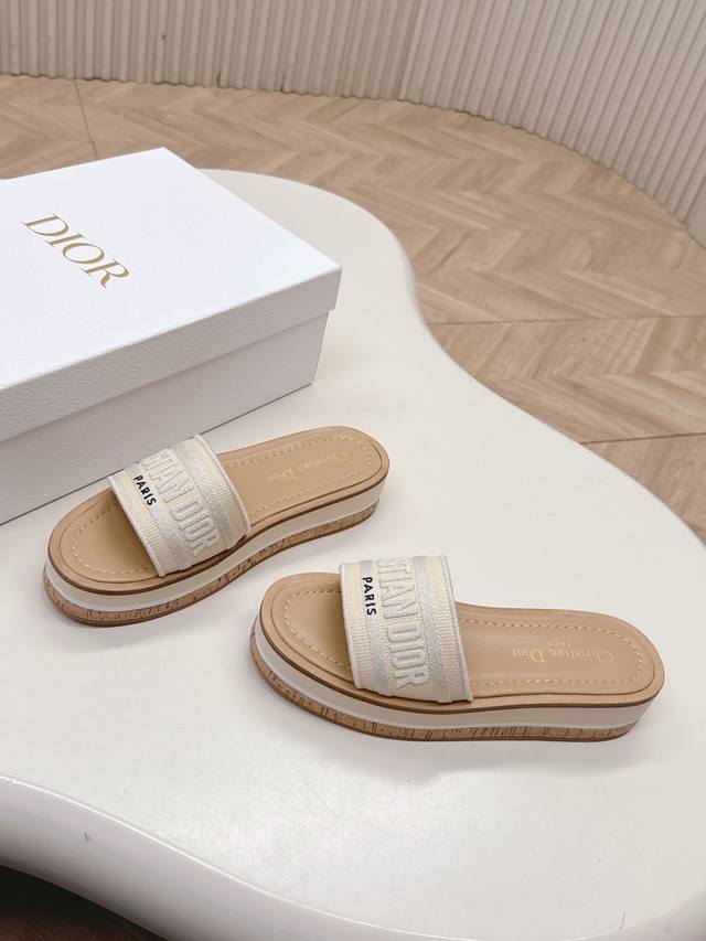 新色 Dior 迪奥 25春夏新款 Ivieta Dway 松糕厚座一字拖Cd字母Logo立体刺绣厚底圆头露趾拖鞋 原版开发市面顶级版本，脚感柔软细腻，舒适度极