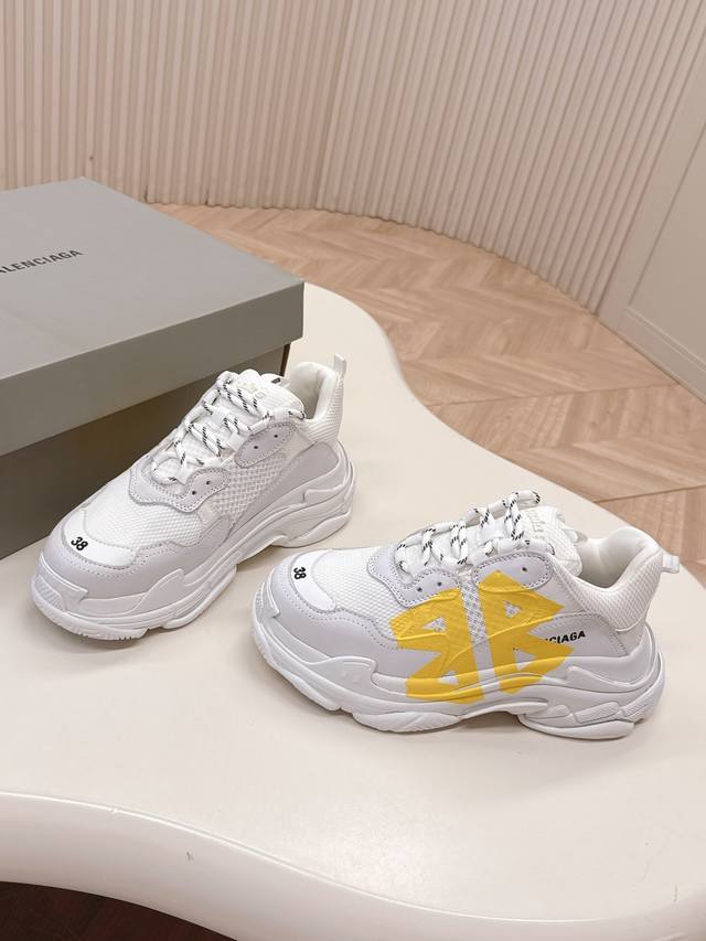 对版底 情侣款 巴黎世家 Balenciaga 2025新款Triples Tape Type 来袭 魔鬼一号老爹鞋 简直太绝啦 独特的设计，让人一眼就爱上，走