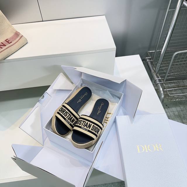 高品质出厂 ！顶级品质原单渠道！Dior迪奥25春夏官网新品刺绣草编厚底凉拖鞋最高版本 这款 Dway 厚底凉拖时尚休闲。深蓝色 黑色棉质款式，饰以 Chris