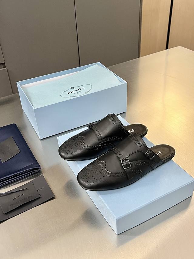 普拉达 Prada 2025春夏走秀款复古手工雕花皮雕扣平底鞋 时髦精的狂爱，走秀款 整个鞋子采用原版1：1做旧工艺，鞋头采用复古镂空设计皮带扣点缀 复古时髦感