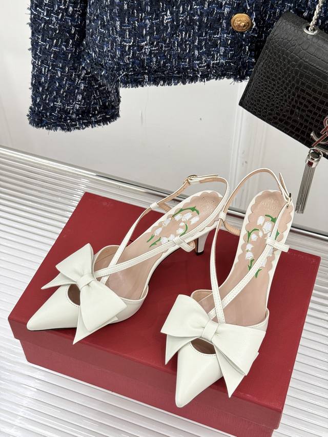 Valentino 华伦天奴25Ss春夏 新品蝴蝶结高跟凉鞋 高辨识度的个人风格靠拢 立体镂空蝴蝶结装饰灵动又温柔 方跟设计舒适度超好搭配 Vlogo标志精致优
