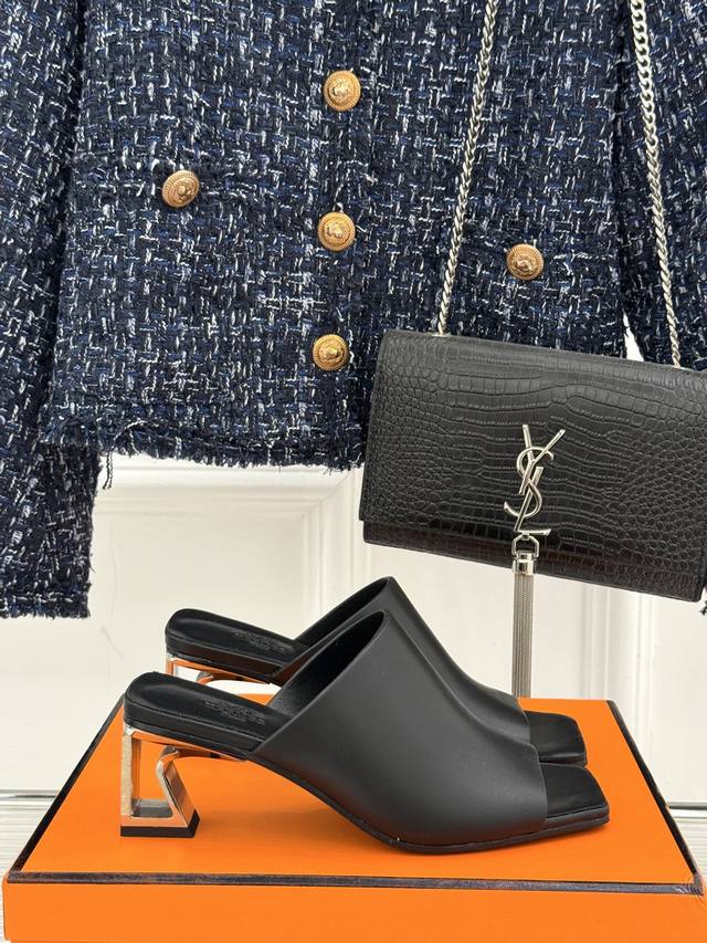 厂价 Hermes 爱马仕25S春夏 新品粗跟拖鞋 经典复古高级感单品 好穿又好搭配 上脚秀气！ 鞋面采用原版定制皮料 内里踮脚混种羊皮 意大利进口真皮大底 S