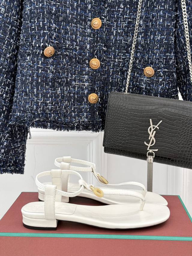 Loro Piana Lp 经典复古绝美 吊坠夹脚人字拖鞋 简约即时髦 松弛的高级感 感受夏日感高级穿搭~ 面料采用原版定制皮料 内里垫脚均为混种羊皮 意大利进