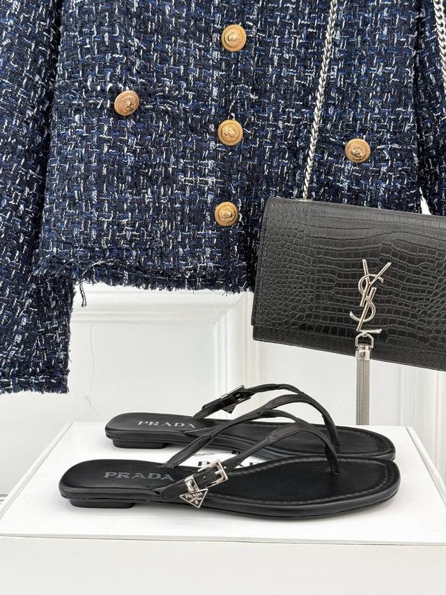 厂价 Prada 普拉达25Wf春夏新品 夹脚人字拖鞋 简约即时髦 松弛的高级感 感受夏日感高级穿搭~ 面料采用原版定制皮料 内里垫脚均为混种羊皮 意大利进口牛