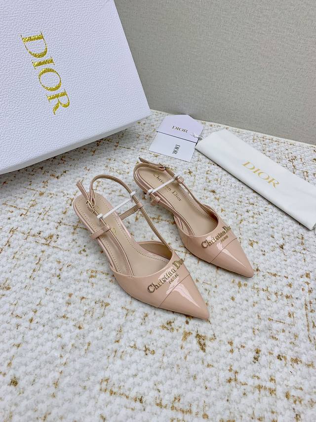 出厂 高版本 迪奥 2025春夏高定系列新款 My Dior 高跟尖头女鞋 Cd字母Logo五金扣细跟后空凉鞋 材质：进口开边珠牛皮 小牛皮 环保透气科技面料+
