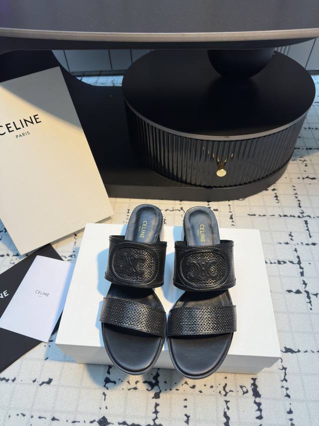 Celine 2025Ss夏季最新赛琳复古时髦罗马高跟拖鞋 大网红同款的凯旋门凉鞋经典又百搭 种草推荐夏天搭配袜子 简直绝绝子了复古的点上带上了满分时髦感颜值