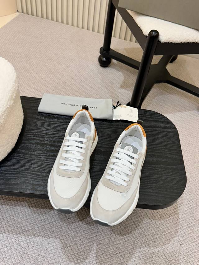 元！Brunello Cucinelli，2025Ss新款休闲运动鞋出货。新材料、丰富色彩和雅致细节重新定义了这款运动鞋的风格。鞋面的粒面小牛皮洋溢着复古的品味