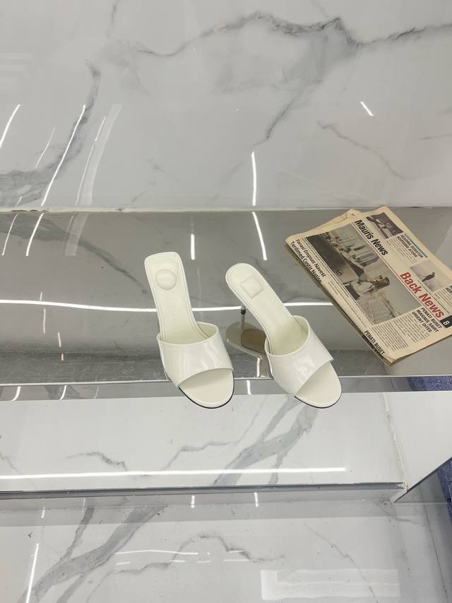 代购级别 ‘’ Jacquemus 2025 Ss 高跟一字拖鞋 时髦高跟拖鞋 、品质依旧、区别市面抢出版本、自购原版独立开发、鞋面订制对版开边珠牛皮面料、意大