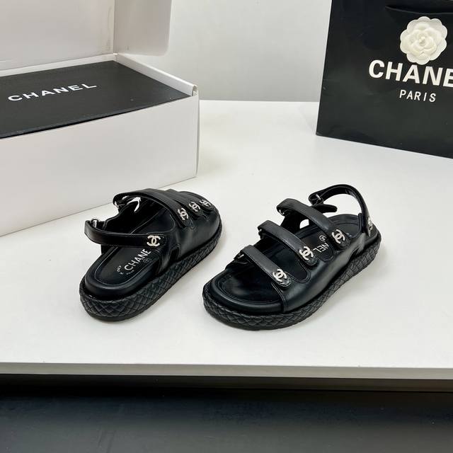 厂价 高版本！！2025 小香 Chanel香奈儿专柜主推魔术贴沙滩凉鞋新色系列上新 美爆了！众多明星网红上脚，国内外博主刷爆的一个百搭系列，春夏衣橱搭配必备