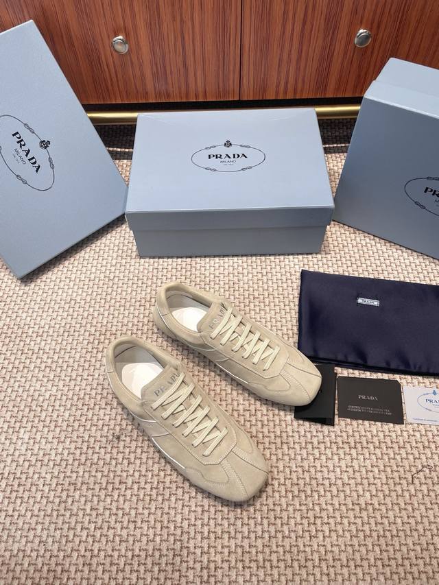 Prada 普拉达 25Ss春夏新款 德训鞋 休闲鞋 精工制造 缝线均匀 皮质质感一览无余，多色拼接 时尚大方 柔软舒适透气 外侧饰有Prada字母徽标 搭配织
