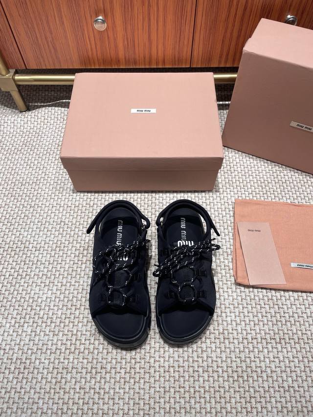 Miumiu 厚底抽绳凉鞋整双鞋子采购Zp开发打造，全部定制材料，独家开模大底，细节全部对版出货，连包装也做到跟正品一样。码数:35-40