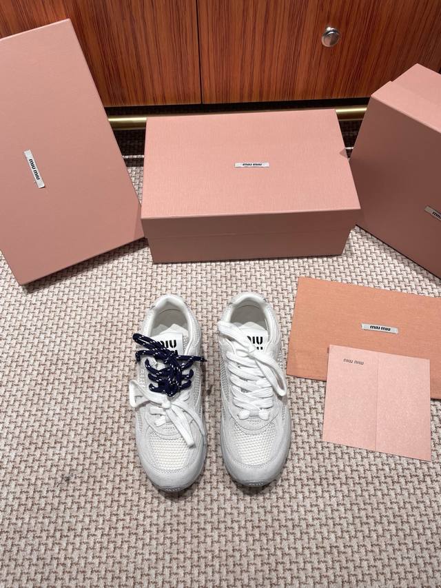 Miumiu 运动鞋整双鞋子采购Zp开发打造，全部定制材料，独家开模大底，细节全部对版出货，连包装也做到跟正品一样。码数:35-44