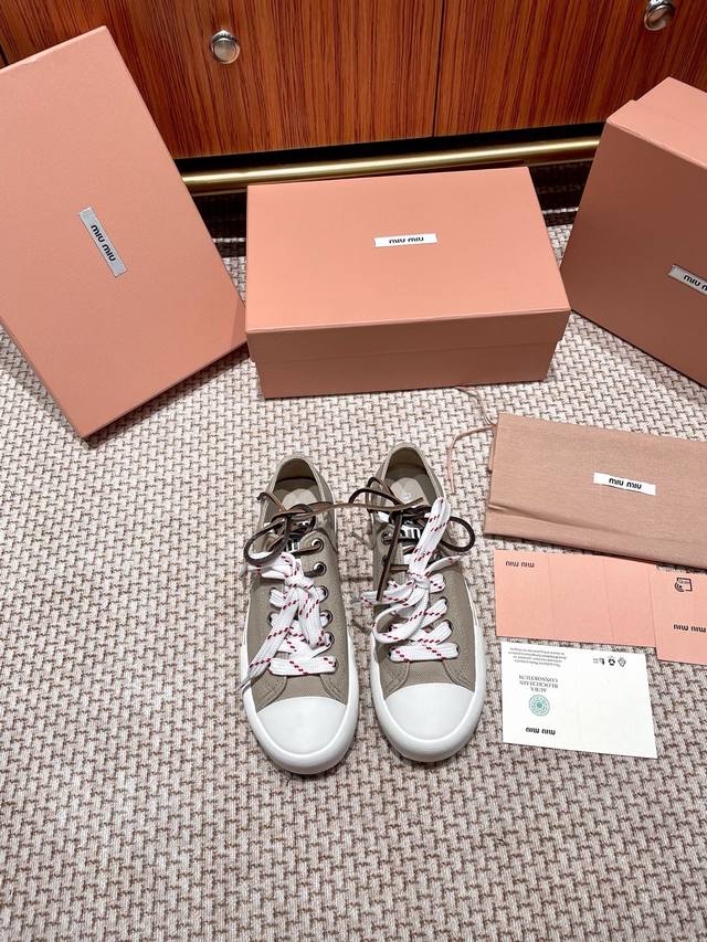 Miumiu缪缪最新款美式复古风 双鞋带 布鞋不得不入的一款～简约高级 随意搭配上脚非常舒适 年度必入！春夏最新走秀款布鞋国内外博主刷爆的一款 小红书种草系列