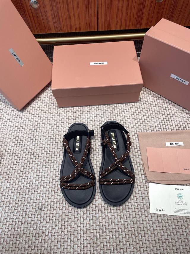 Miumiu 缪缪 25Ss春夏 罗马凉鞋华丽上新 夏季百搭款上脚显白 怎么穿都好看今夏时髦精最爱 特定原版一比一彩绳牛皮材质 牛皮内里 码数：35-40 40