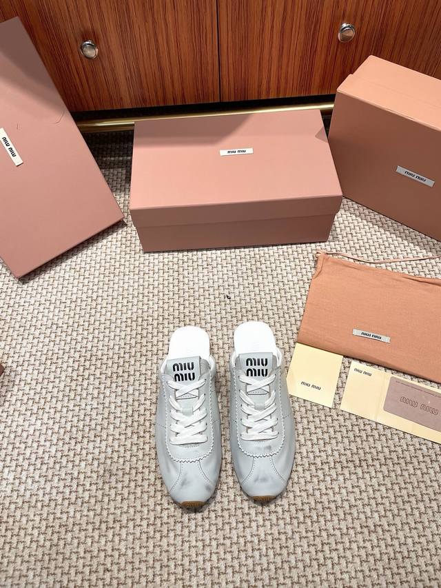 Miumiu 半拖整双鞋子采购Zp开发打造，全部定制材料，独家开模大底，细节全部对版出货，连包装也做到跟正品一样。码数:35-40